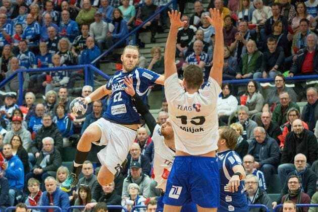 Fabian Gutbrod ( 22, Bergischer HC) beim Wurf gegen Duje Miljak ( 13, ThSV Eisenbach Bergischer HC vs. ThSV Eisenach, Handball, 2. Bundesliga, 17.03.18 Solingen NRW Deutschland Klingenhalle