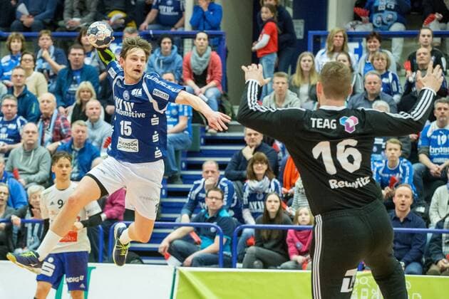 Milan Kotrc ( 15, Bergischer HC) beim Wurf gegen Jan-Steffen Redwitz ( 16, ThSV Eisenbach Bergischer HC vs. ThSV Eisenach, Handball, 2. Bundesliga, 17.03.18 Solingen NRW Deutschland Klingenhalle
