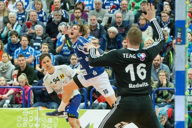 Foul von Willy Weyhrauch ( 94, ThSV Eisenbach beim Wurf von Milan Kotrc ( 15, Bergischer HC), vorne Jan-Steffen Redwitz ( 16, ThSV Eisenbach Bergischer HC vs. ThSV Eisenach, Handball, 2. Bundesliga, 17.03.18 Solingen NRW Deutschland Klingenhalle