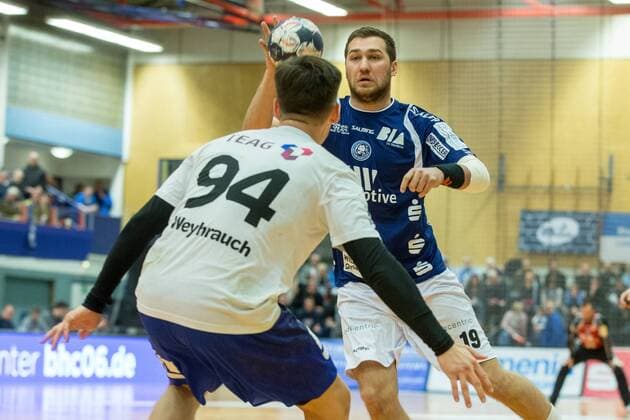 Willy Weyhrauch ( 94, ThSV Eisenbach im Duell mit Tomas Babak ( 19, Bergischer HC) Bergischer HC vs. ThSV Eisenach, Handball, 2. Bundesliga, 17.03.18 Solingen NRW Deutschland Klingenhalle