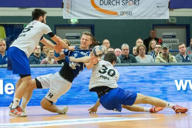 Foul von Noah Benjamin Streckhardt ( 25, ThSV Eisenach) und Marcel Popa ( 30, ThSV Eisenbach an Maciej Majdzinski ( 14, Bergischer HC) Bergischer HC vs. ThSV Eisenach, Handball, 2. Bundesliga, 17.03.18 Solingen NRW Deutschland Klingenhalle