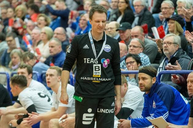 Arne Kühr (Trainer, ThSV Eisenbach sauer an der Seitenline Bergischer HC vs. ThSV Eisenach, Handball, 2. Bundesliga, 17.03.18 Solingen NRW Deutschland Klingenhalle