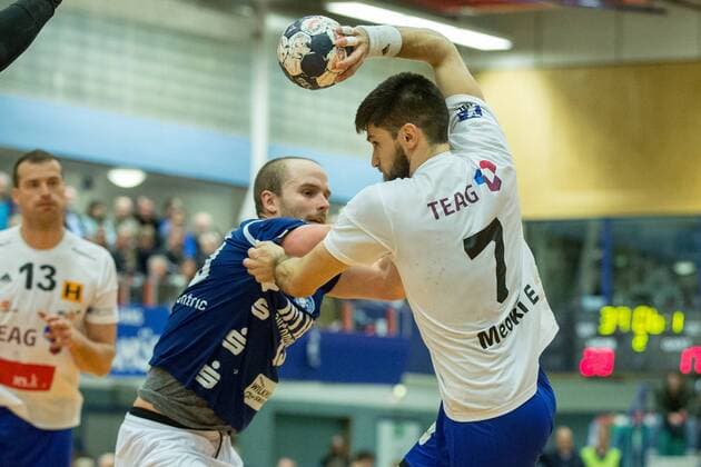 Kristian Nippes ( 13, Bergischer HC) versucht Ibai Meoki Etxebeste ( 7, ThSV Eisenbach zu stoppen Bergischer HC vs. ThSV Eisenach, Handball, 2. Bundesliga, 17.03.18 Solingen NRW Deutschland Klingenhalle