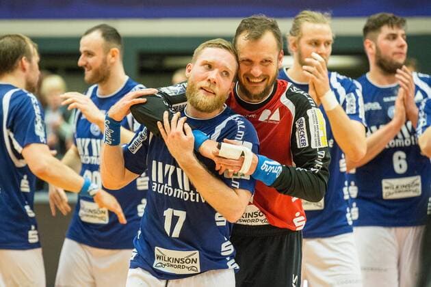 Jubel über den Sieg über den ThSV Eisenach bei Jan Artmann ( 17, Bergischer HC) mit Bastian Rutschmann ( 23, Bergischer HC) Bergischer HC vs. ThSV Eisenach, Handball, 2. Bundesliga, 17.03.18 Solingen NRW Deutschland Klingenhalle