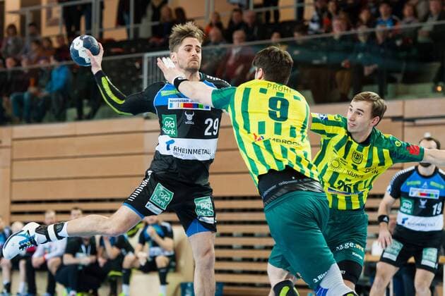 Alexander Oelze (Nr.29, Vikings) wirft auf das Tor. Tilman Pröhl (Nr.9, Hagen) und Dominik Waldhof (Nr.26, Hagen) kommen zu spät HC Rhein Vikings vs. VfL Eintracht Hagen, Handball, 2. Bundesliga, 17.03.18 Düsseldorf NRW Deutschland Castello