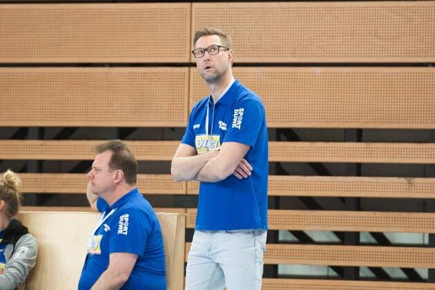 Niels Pfannenschmidt (Trainer, Hagen) schaut auf die Anzeigetafel HC Rhein Vikings vs. VfL Eintracht Hagen, Handball, 2. Bundesliga, 17.03.18 Düsseldorf NRW Deutschland Castello