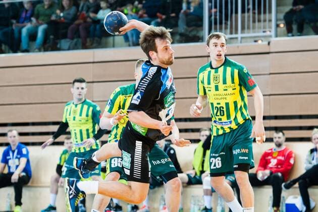 Niklas Weis (Nr.15, Vikings) wirft auf das Tor. Im Hintergrund Dominik Waldhof (Nr.26, Hagen) HC Rhein Vikings vs. VfL Eintracht Hagen, Handball, 2. Bundesliga, 17.03.18 Düsseldorf NRW Deutschland Castello