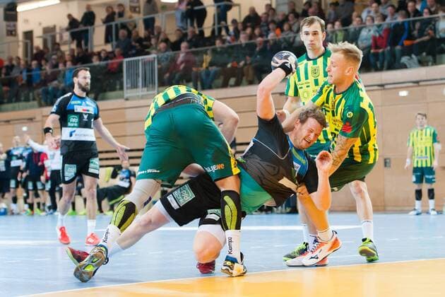 Bennet Johnen (Nr.17, Vikings) versucht auf das Tor zu werfen. Wird aber von Tilman Pröhl (Nr.9, Hagen) und Daniel Mestrum (Nr.33, Hagen) (rechts) bedrängt HC Rhein Vikings vs. VfL Eintracht Hagen, Handball, 2. Bundesliga, 17.03.18 Düsseldorf NRW Deutschland Castello