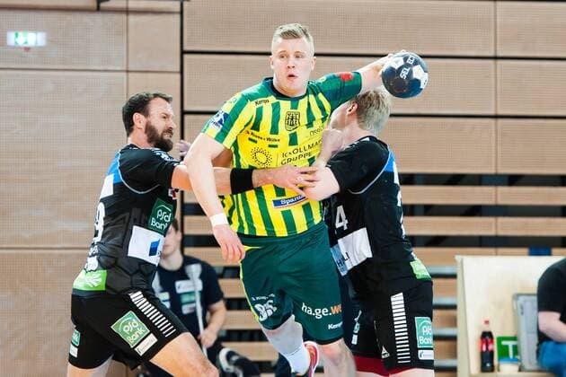 Jan von Boenigk (Nr.95, Hagen) kurz vor dem Wurf. Daniel Pankofer (Nr.19, Vikings) und Thomas Bahn (Nr.24, Vikings) versuchen ihn daran zu hindern HC Rhein Vikings vs. VfL Eintracht Hagen, Handball, 2. Bundesliga, 17.03.18 Düsseldorf NRW Deutschland Castello