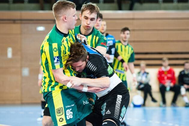 Felix Handschke (Nr.22, Vikings) wird von Jan von Boenigk (Nr.95, Hagen) und Dominik Waldhof (Nr.26, Hagen) hart attackiert HC Rhein Vikings vs. VfL Eintracht Hagen, Handball, 2. Bundesliga, 17.03.18 Düsseldorf NRW Deutschland Castello