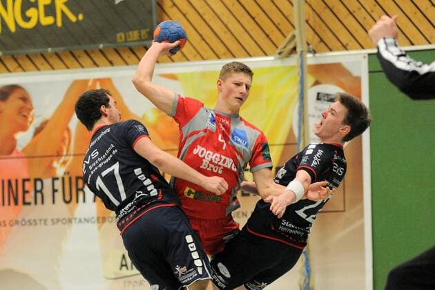 Aron Czako (TSG Soeflingen 4) gegen Marcel Kohler (SG H2Ku Herrenberg 17) und Alexander Zuern (SG H2Ku Herrenberg 22) SG H2Ku Herrenberg,Handball,Maenner,Ligaspiel,17.03.2018, Foto:TBaur Eibner Herrenberg Copyright: xEIBNER Tobias_Baurx EP_TBR