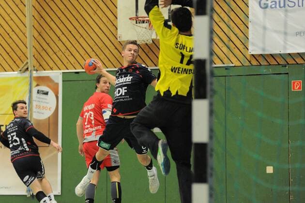 Marvin Seger (SG H2Ku Herrenberg 6) gegen Manuel Weinbuch (TSG Soeflingen 16) im Tor SG H2Ku Herrenberg,Handball,Maenner,Ligaspiel,17.03.2018, Foto:TBaur Eibner Herrenberg Copyright: xEIBNER Tobias_Baurx EP_TBR