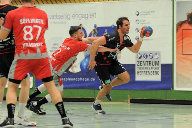 Conrnelius Maas (SG H2Ku Herrenberg 32) gegen Nedim Hadzic (TSG Soeflingen 2) SG H2Ku Herrenberg,Handball,Maenner,Ligaspiel,17.03.2018, Foto:TBaur Eibner Herrenberg Copyright: xEIBNER Tobias_Baurx EP_TBR