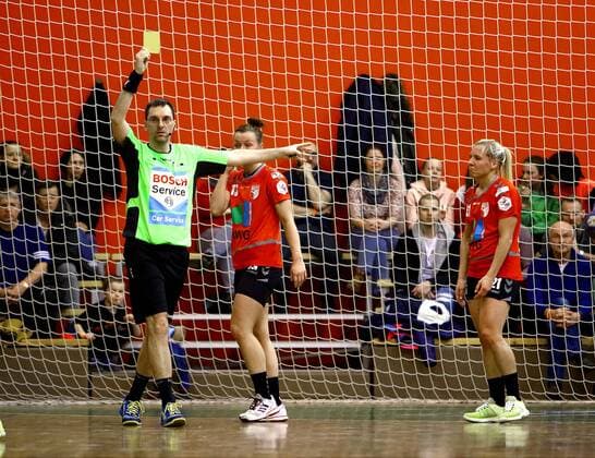 Wenig begeistert zeigte sich hier Sophie Lütke (Halle) , nachdem Schiedsrichter Ronny Dedens ihr die gelbe Karte zeigte. Handball Frauen 2.Liga 2017 18 BSV Sachsen Zwickau - SV Union Halle-Neustadt 23:23 am 17.3.2018 BSV Sachsen Zwickau - SV Union Halle-Neustadt