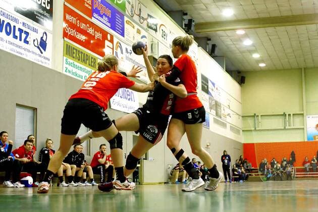 Laura Majer (Zwickau) im Würgegriff von Laura Winkler (Halle) , links Eileen Uhlig (Halle) Handball Frauen 2.Liga 2017 18 BSV Sachsen Zwickau - SV Union Halle-Neustadt 23:23 am 17.3.2018 BSV Sachsen Zwickau - SV Union Halle-Neustadt