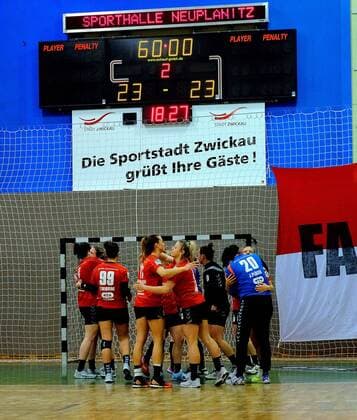 Nach Spielschluss: die Hallenser Handballdamen feierten das Unentschieden. Handball Frauen 2.Liga 2017 18 BSV Sachsen Zwickau - SV Union Halle-Neustadt 23:23 am 17.3.2018 BSV Sachsen Zwickau - SV Union Halle-Neustadt