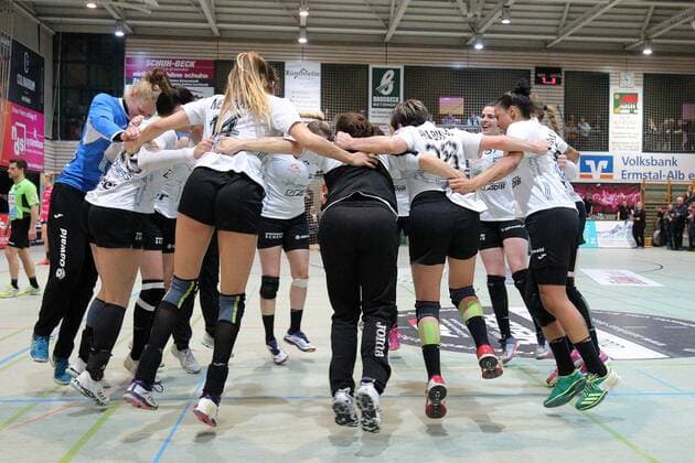 Jubelkreis THC Handball 1. HBF TusSies Metzingen vs. Thueringer HC 2018-03-17 Metzingen Copyright: xEIBNER SebastianxBaurx EP_SBAUR