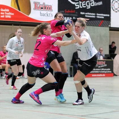 4 Beate Scheffknecht (Thueringer HC) 22 Maren Weigel (TusSis Metzingen, li.) 93 Julia Behnke (TusSis Metzingen, re.) Handball 1. HBF TusSies Metzingen vs. Thueringer HC 2018-03-17 Metzingen Copyright: xEIBNER SebastianxBaurx EP_SBAUR