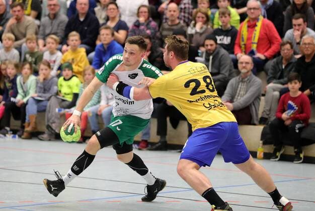 2. HBL HJSG Konstanz - DJK Rimpar Woelfe 28:32. Patrick Schmidt (RIM) links gegen Chris Berchtenbreiter (KON). Konstanz Copyright: xPeterxPisax Eibner-Pressefotox EP_ppa