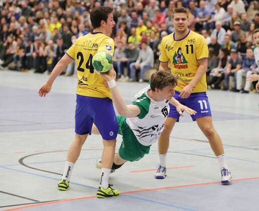 2. HBL HJSG Konstanz - DJK Rimpar Woelfe 28:32. Sergej Gorpishin mitte gegen Tim Jud (KON) links und Michael Oehler (KON). Konstanz Copyright: xPeterxPisax Eibner-Pressefotox EP_ppa