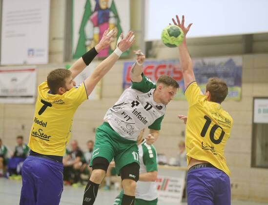 2. HBL HJSG Konstanz - DJK Rimpar Woelfe 28:32. Links Mathias Riedel (KON) , mitte Patrick Schmidt (RIM) und Tom Wolf (KON). Konstanz Copyright: xPeterxPisax Eibner-Pressefotox EP_ppa