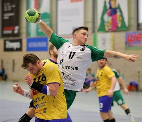2. HBL HJSG Konstanz - DJK Rimpar Woelfe 28:32. Patrick Schmidt (RIM) beim Wurf, links Chris Berchtenbreiter (KON). Konstanz Copyright: xPeterxPisax Eibner-Pressefotox EP_ppa