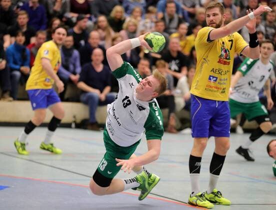 2. HBL HJSG Konstanz - DJK Rimpar Woelfe 28:32. Patrick Gempp (RIM) beim Wurf, rechts Mathias Riedel (KON) . Konstanz Copyright: xPeterxPisax Eibner-Pressefotox EP_ppa