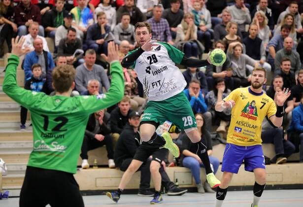 2. HBL HJSG Konstanz - DJK Rimpar Woelfe 28:32. Max Bauer (RIM) am Ball, links Konstantin Poltrum (Torhueter, KON) und Mathias Riedel (KON) . Konstanz Copyright: xPeterxPisax Eibner-Pressefotox EP_ppa