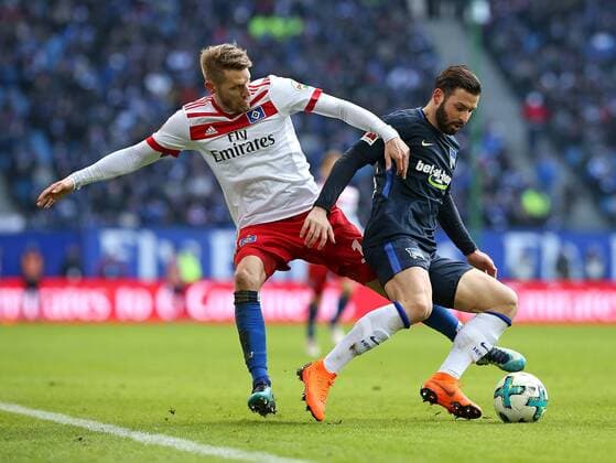 17.03.2018, Fussball 1. Bundesliga 2017 2018, 27. Spieltag, Hamburger SV - Hertha BSC Berlin, im Volksparkstadion Hamburg. v.l. Aaron Hunt (Hamburg) gegen Marvin Plattenhardt (Hertha BSC Berlin)