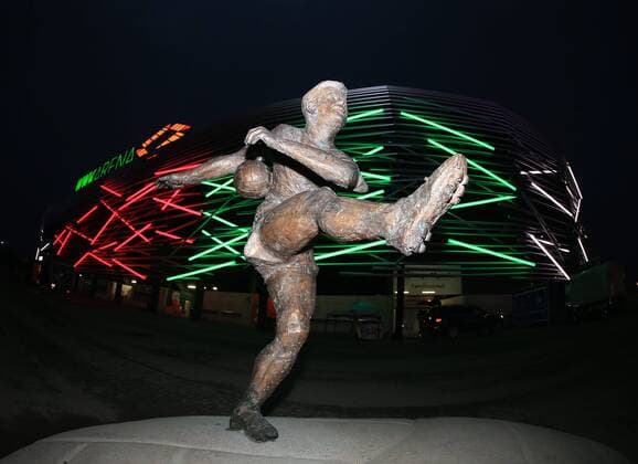 Fußball, Stadiongeschichte FC Augsburg 20180317, 1. BL, FC Augsburg vs Werder Bremen, WWK Arena, Augsburg, Fussball, im Bild: Helmut Haller Denkmal vor der WWK Arena