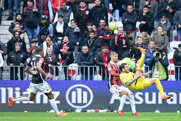 Fußball, OGC Nizza - Paris St. Germain 32 DANI ALVES (PSG) - 20 MAXIME LE MARCHAND (NICE) - RETOURNE ACROBATIQUE FOOTBALL : Nice vs Paris SG - Ligue 1 Conforama - 18 03 2018 FEP Panoramic 