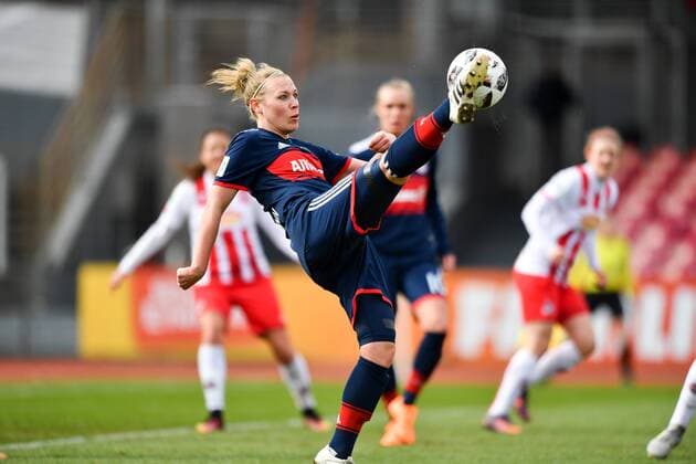 Kristin Demann (FCB, 4) spielt den Ball in der Luft, Fussball, Allianz Frauen-Bundesliga,1.FC Köln - FC Bayern München,