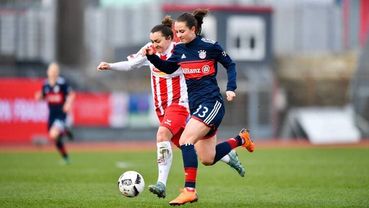 Lihija Kulis (Köln,32) im Laufduell mit Sara Ilonka Däbritz (Sara Daebritz, FCB, 33), Fussball, Allianz Frauen-Bundesliga,1.FC Köln - FC Bayern München,
