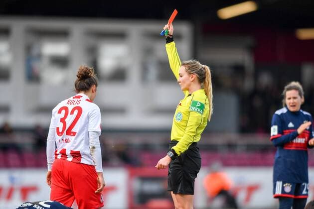 Lihija Kulis (Köln,32) erhält die Rote Karte, Fussball, Allianz Frauen-Bundesliga,1.FC Köln - FC Bayern München,