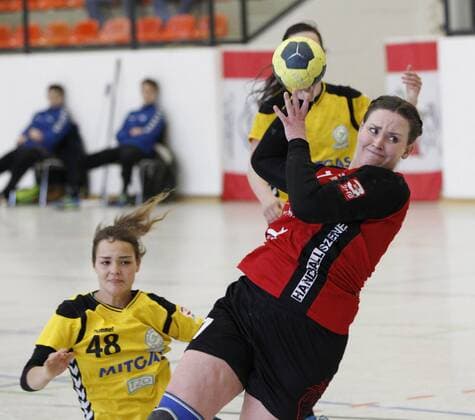 Deutschland - Kriftel - 18.03.2018 Handball - Hessen - 3. Liga West - Damen Saison 2017 2018 TuS Kriftel (rot) - SC Markranstädt (gelb) v.l. Lisa Weißer (TuS Kriftel) TuS Kriftel - SC Markranstädt