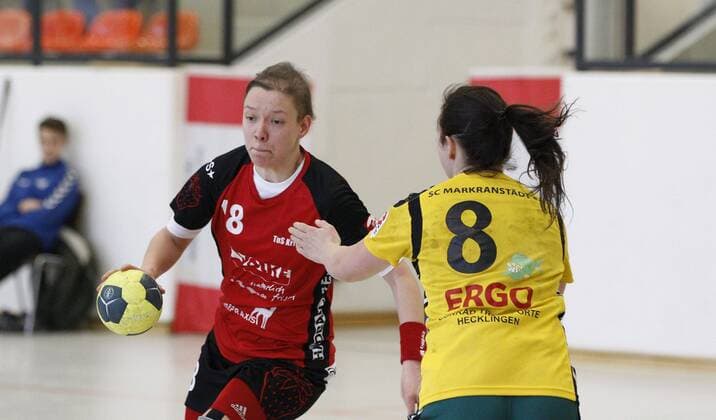 Deutschland - Kriftel - 18.03.2018 Handball - Hessen - 3. Liga West - Damen Saison 2017 2018 TuS Kriftel (rot) - SC Markranstädt (gelb) v.l. Helena Nitzke (TuS Kriftel), Sabrina Schmidt (Markranstädt) TuS Kriftel - SC Markranstädt