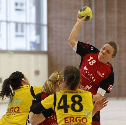 Deutschland - Kriftel - 18.03.2018 Handball - Hessen - 3. Liga West - Damen Saison 2017 2018 TuS Kriftel (rot) - SC Markranstädt (gelb) v.l. Sabrina Schmidt (Markranstädt), Lisa-Marie Paul (Markranstädt), Helena Nitzke (TuS Kriftel) TuS Kriftel - SC Markranstädt