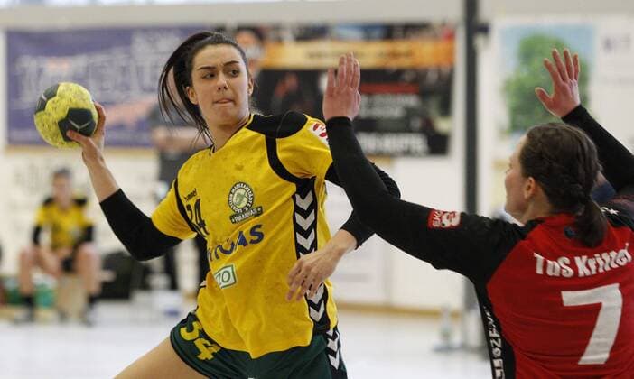 Deutschland - Kriftel - 18.03.2018 Handball - Hessen - 3. Liga West - Damen Saison 2017 2018 TuS Kriftel (rot) - SC Markranstädt (gelb) v.l. Vanessa Kathner (Markranstädt), Lisa Weißer (TuS Kriftel) TuS Kriftel - SC Markranstädt