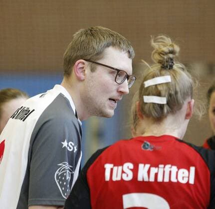 Deutschland - Kriftel - 18.03.2018 Handball - Hessen - 3. Liga West - Damen Saison 2017 2018 TuS Kriftel (rot) - SC Markranstädt (gelb) v.l. Trainer Christian Albat (TuS Kriftel) TuS Kriftel - SC Markranstädt