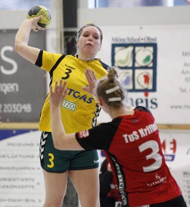 Deutschland - Kriftel - 18.03.2018 Handball - Hessen - 3. Liga West - Damen Saison 2017 2018 TuS Kriftel (rot) - SC Markranstädt (gelb) v.l. Jasmin Helen Müller (Markranstädt), Kim-Jana Koerber (TuS Kriftel) TuS Kriftel - SC Markranstädt