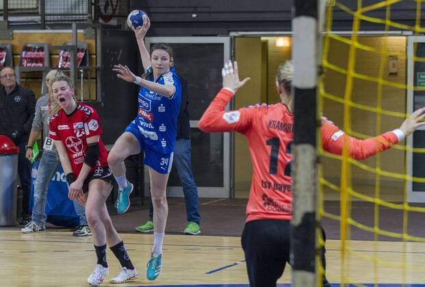 Handball-Bundesliga TSV Bayer 04 Leverkusen vs. HC Rödertal 20:19 Handball-Bundesliga TSV Bayer 04 Leverkusen vs. HC Rödertal 20:19 am 18. 3. 2018 Leverkusen, Ostermann-Arena, Deutschland Photo: Ralf Kardes Elfe Amelie Berger (23) RA Joanna Rode (34) LA Elfe Katja Kramarczyk (12) TW