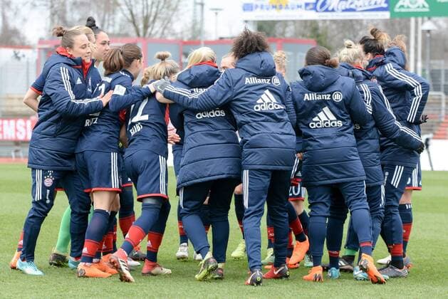 Die Frauen von Bayern München schwören sich mit einem Mannschaftskreis, Teamkreis, Ansprache, Motivation, vor dem Anpfiff, Fussball, Allianz Frauen-Bundesliga, 1. FC Köln - Bayern München,