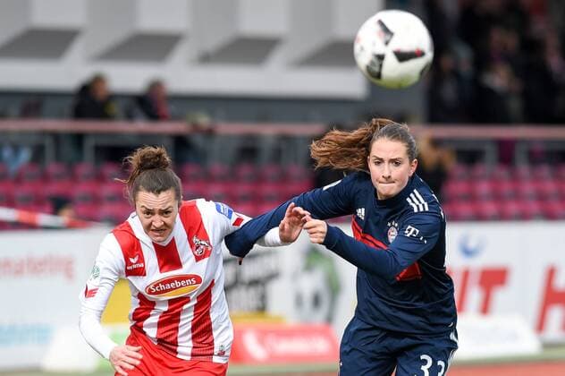 v.li. Sara Däbritz (FC Bayern München, 33), Lidija Kulis (1. FC Köln, 32), Zweikampf, Spielszene, Duell, duel, tackle, tackling, Dynamik, Action, Aktion, Fussball, Fussball, Allianz Frauen-Bundesliga, 1. FC Köln - Bayern München,