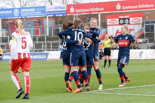 Bayern München freu sich über das 0:1 durch Fridolina Rolfö (FC Bayern München, 4) 2. v.r., Fussball, Allianz Frauen-Bundesliga, 1. FC Köln - Bayern München,