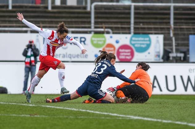 Lidija Kulis (1. FC Köln, 32), Sara Däbritz (FC Bayern München, 33), Foul, Foulspiel, Freistoß, Fussball, Allianz Frauen-Bundesliga, 1. FC Köln - Bayern München,