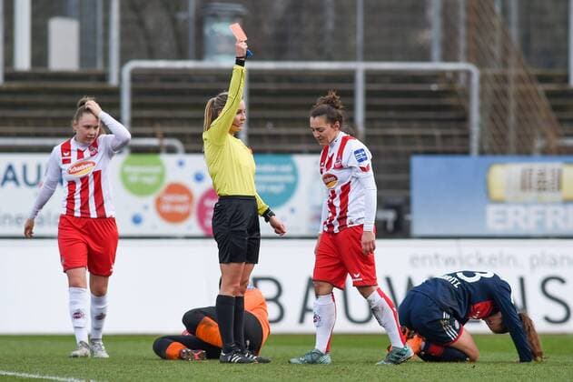 Fabienne Michel (Pritzwalk), zeigt Lidija Kulis (1. FC Köln, 32) die Rote Karte, Rote Karte, Platzverweis, Feldverweis, Hinausstellung, red card, dismissal, sending-off, Fussball, Allianz Frauen-Bundesliga, 1. FC Köln - Bayern München,