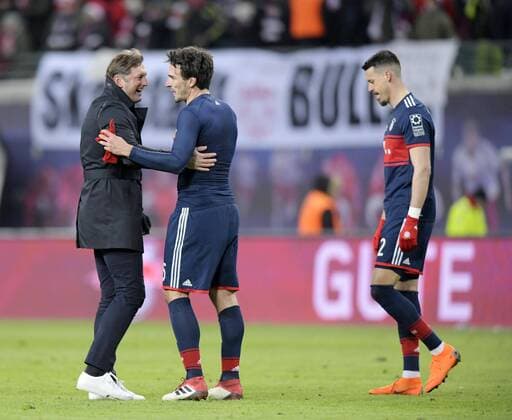 Bilder des Tages - SPORT 18.03.2018, Fussball 1.Liga 2017 2018, 27.Spieltag, RB Leipzig - FC Bayern München, in der Red Bull Arena Leipzig. Schlussjubel, der Siegreiche Trainer Trainer Ralph Hasenhüttl (li, RB Leipzig) tröstet seinen ehemaligen Bayern-Kollegen Mats Hummels (mitte, Bayern München). re: Sandro Wagner (FC Bayern München).