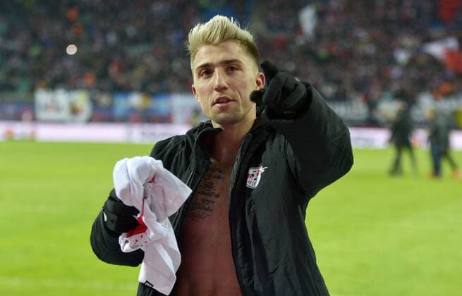 Fußball, 1. Bundesliga 2017 2018, 27. Spieltag, RB Leipzig vs. FC Bayern München (18.03.2018) Kevin Kampl (RBL) schenkt sein Trikot einem Fan. Leipzig Sachsen Deutschland