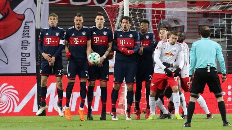 RB Leipzig - Bayern Muenchen Fussball 1.Bundesliga Leipzig, 18.03.2018, Red Bull Arena, Fussball, 1.Bundesliga, 27.Spieltag , RB Leipzig vs. FC Bayern München 2:1 (1:1) , Im Bild: Abwehrmauer Freistoßmauer beim FC Bayern mit v.l.n.r.; Thomas Müller Mueller (25,Bayern), Sandro Wagner (2, Bayern), Niklas Süle Suele (4,Bayern), Mats Hummels (5,Bayern), David Alaba (27,Bayern) und Joshua Kimmich (32,Bayern). Dann Leipzigs Ilsanker, Konate und Upamecano. , *** RB Leipzig Bayern Muenchen Soccer 1 Bundesliga Leipzig 18 03 2018 Red Bull Arena Soccer 1 Bundesliga 27 Gameday RB Leipzig vs Bayern Munich 2 1 1 1 The free-kick wall at FC Bayern with from left to right Thomas Müller Mueller 25 Bayern Sandro Wagner 2 Bayern Niklas Süle Suele 4 Bayern Mats Hummels 5 Bayern David Alaba 27 Bayern and Joshua Kimmich 32 Bayern Then Leipzig Ilsanker Konate and Upamecano
