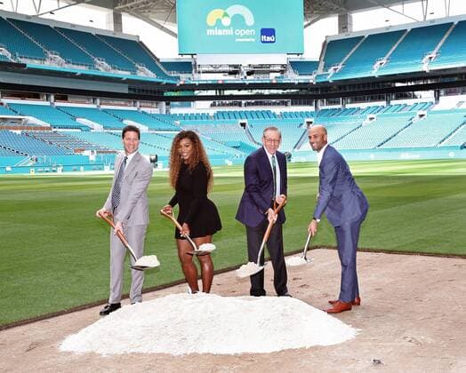 Bilder des Tages - SPORT March 19, 2018 - FL, USA - From left, Mark Shapiro, Serena Williams, Stephen Ross and James Blake pose for images during the groundbreaking ceremony Monday, March 19, 2018 announcing that the Miami Open will relocate to the Hard Rock Stadium in Miami Gardens, Fla. A new beginning for the Miami Open. - ZUMAm67_ 20180319_zaf_m67_019 Copyright: xC.M.xGuerrerox